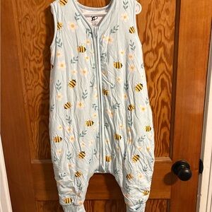 Kids Sleeveless Pajamas with Bee Print